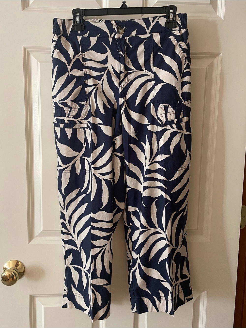 Women’s Navy and off White Leaf-Print Cropped Pants